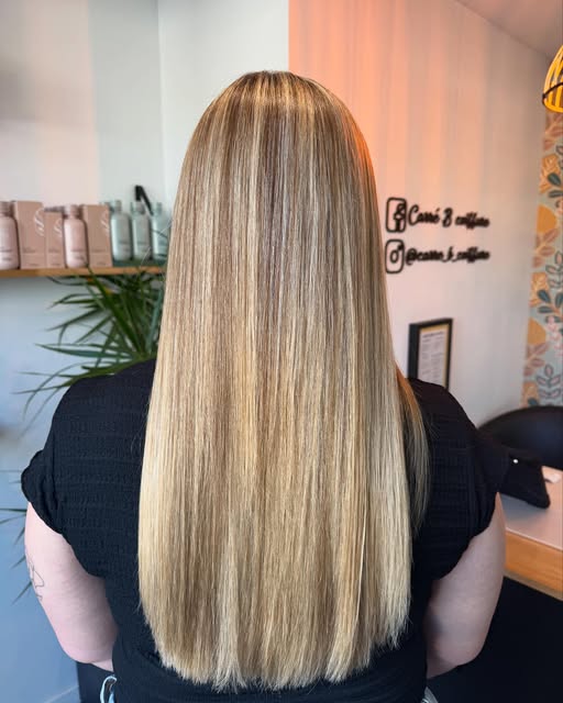 Balayage blond lumineux sur cheveux longs et lisses au salon Carré B coiffure