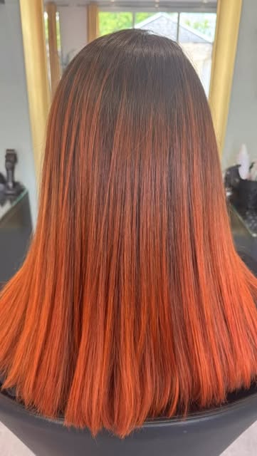 Coloration ombré cuivré et roux flamboyant sur cheveux lisses mi-longs, salon Carré B coiffure.