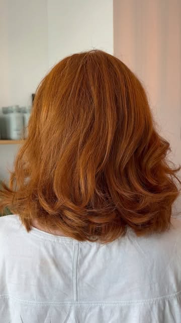 Chevelure rousse et ondulée lumineuse
