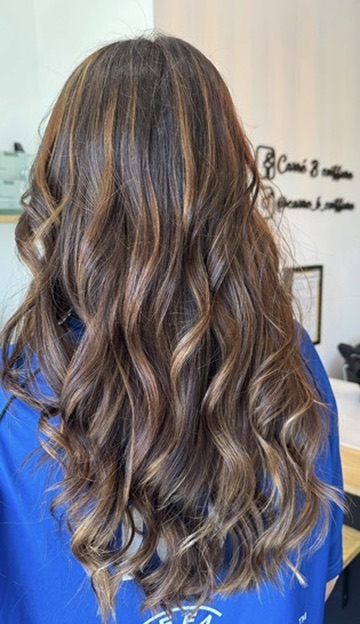 Cheveux longs lisses avec balayage blond lumineux réalisés au salon Carré B coiffure